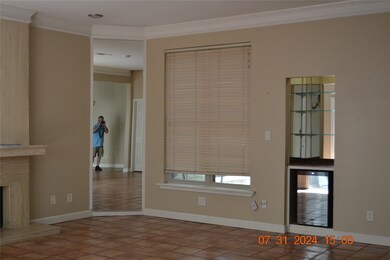 24 Bayou Pointe Dr, Houston, TX 77063 - photo 2