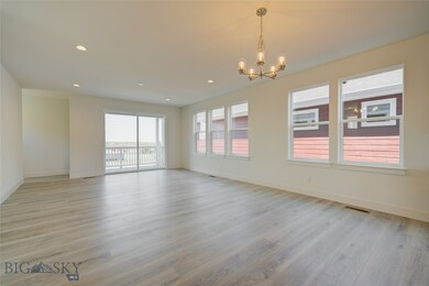 Large 2nd floor with open dining area and family r