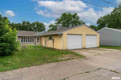 2328 W 10th St, Davenport, IA 52804 - photo 4