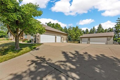 300 Foote St SW, Cedar Rapids, IA 52404 - photo 2