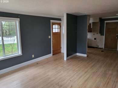 Living Room/Entrance