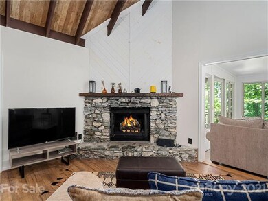 Love the rock work in the fireplacew. The gas logs