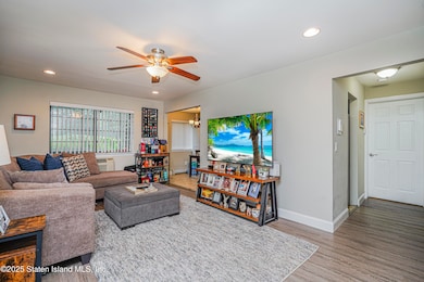 170 Devon Loop unit 3, Staten Island, NY 10314 - photo 4