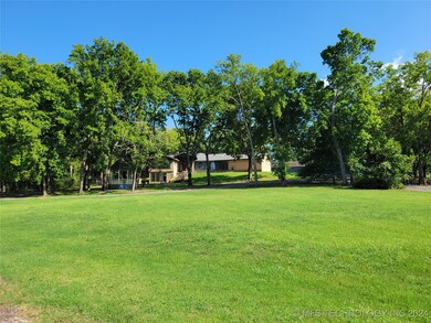 1898 N Cherokee Ave, Chouteau, OK 74337 - photo 2