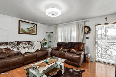 6 Living Room 2
