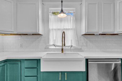 310 W Sidnor St, Alvin, TX 77511 - photo 6