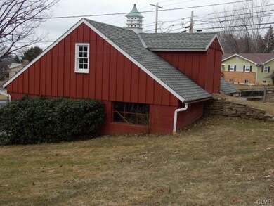 6066 Sweetwood Dr, Macungie, PA 18062 - photo 4