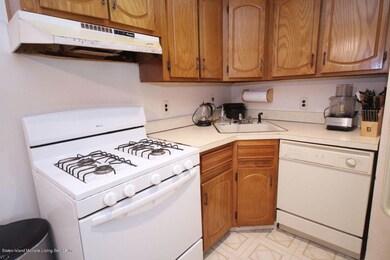 80 Daffodil Ln unit 117, Staten Island, NY 10314 - photo 4