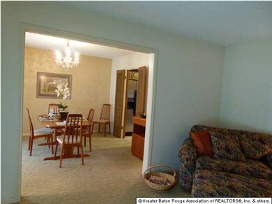 Dining room adjacent to living room