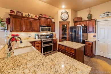 Nice Granite, new stove, dishwasher and Farm House