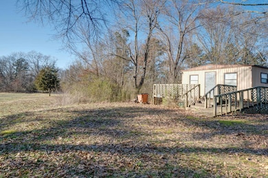View of yard featuring an outbuilding