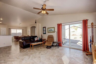 Great Rm Opens to Kitchen