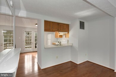 1612 Fieldthorn Dr, Reston, VA 20194 - photo 7