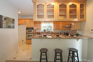 KITCHEN - BREAKFAST BAR