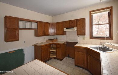 23 Bradley St, North Adams, MA 01247 - photo 7