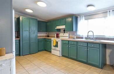 Large Kitchen with Walk in Pantry