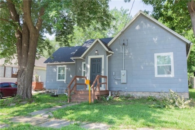 716 10th St, Osawatomie, KS 66064 - photo 2