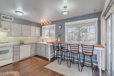 05-Kitchen Dining-Bar