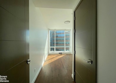 Star Tower LIC unit 14G, Long Island City, NY 11101 - photo 3