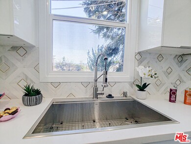 4723 Pickford St unit 4723 1/2, Los Angeles, CA 90019 - photo 2