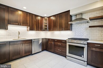 2421 Falls Place Ct, Falls Church, VA 22043 - photo 2