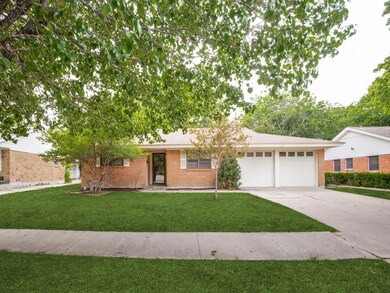 1201 Hillcrest St, Denton, TX 76201 - photo 2