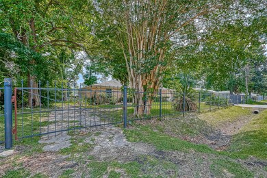 909 Marcolin St, Houston, TX 77088 - photo 2