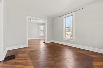 701 w 8th st living room