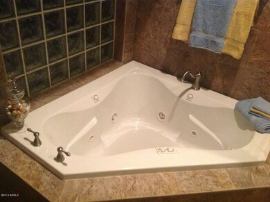 CORNER JETTED TUB