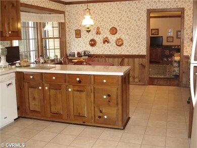 Kitchen - Large bay eat-in area