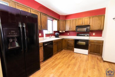 4866 SW Cochise Ave, Topeka, KS 66614 - photo 5