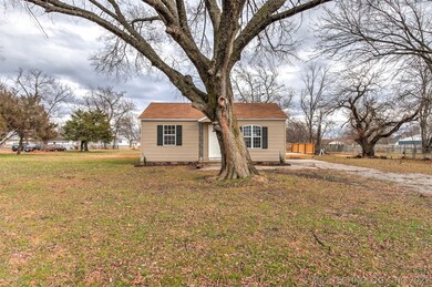 110 S Vann St, Chouteau, OK 74337 - photo 5