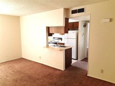 10727 Forest Ridge Ln unit D, El Paso, TX 79935 - photo 3