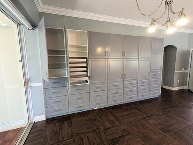 CUSTOME BUILT IN DINNING AREA
