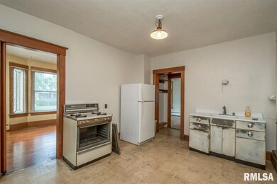 1033 W 15th St, Davenport, IA 52804 - photo 7