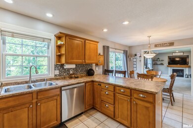 7001 Cresthill Dr, Davenport, IA 52806 - photo 4