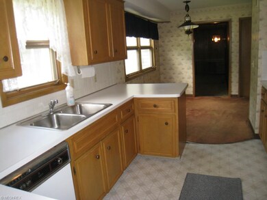 Large eat-in kitchen with wood cabinets, SS sink, 
