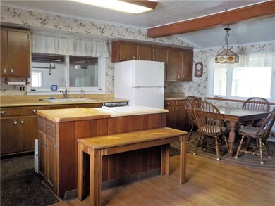 Spacious kitchen w eat in area