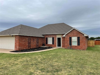 Ranch-style house featuring a garage and a front l