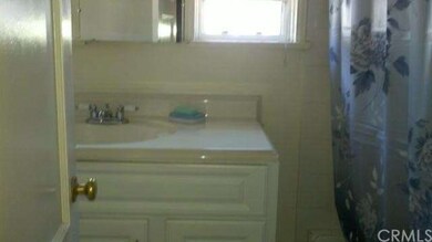 Hallway bathroom w/tub and shower