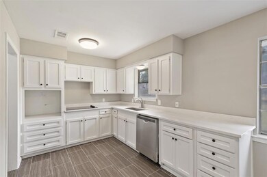 1101 Sherwood Dr, Bedford, TX 76022 - photo 4