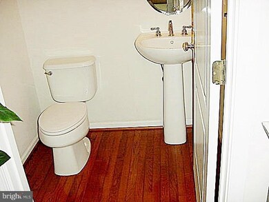 25818 Donegal Dr, Chantilly, VA 20152 - photo 5