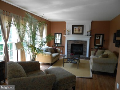 14918 Fruit Tree Ct, Woodbridge, VA 22193 - photo 6