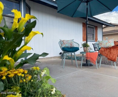 BRIGHT FRIENDLY FRONT PATIO