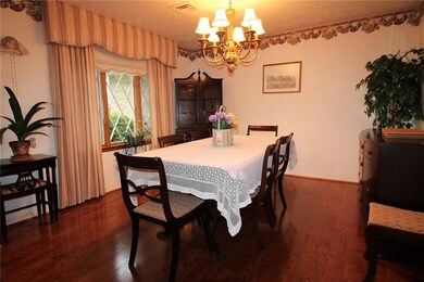 Dining room.