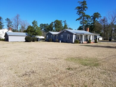 610 E Wilmington St, Burgaw, NC 28425 - photo 4