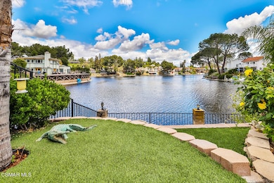 aFront and Side Yard8