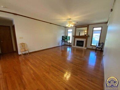 3714 SW Brook Lawn Cir, Topeka, KS 66610 - photo 4