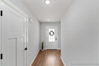 317 SE 6th St, Pryor, OK 74361 - photo 4