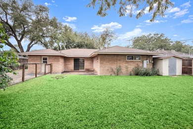 4537 Kingfisher Dr, Houston, TX 77035 - photo 5